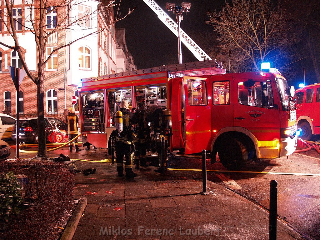 Feuer 3 Dachstuhlbrand Koeln Muelheim Gluecksburgstr P165.JPG